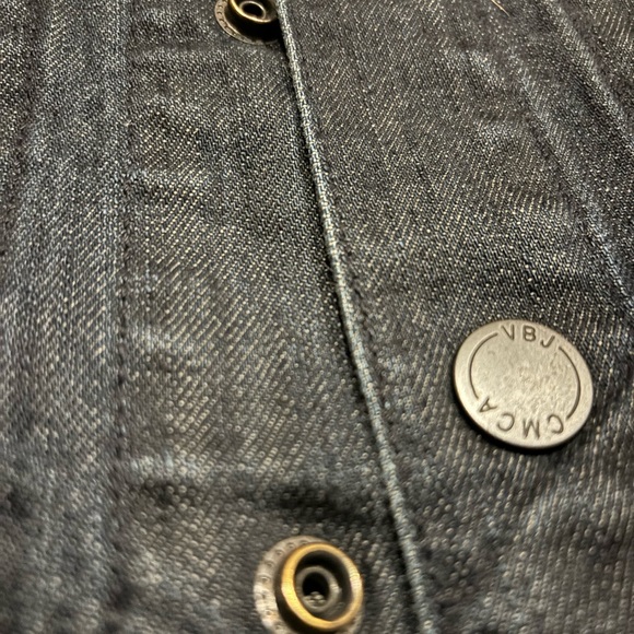 Dark wash volcom denim jean jacket with contrast sleeves and snap buttons - Picture 4 of 6
